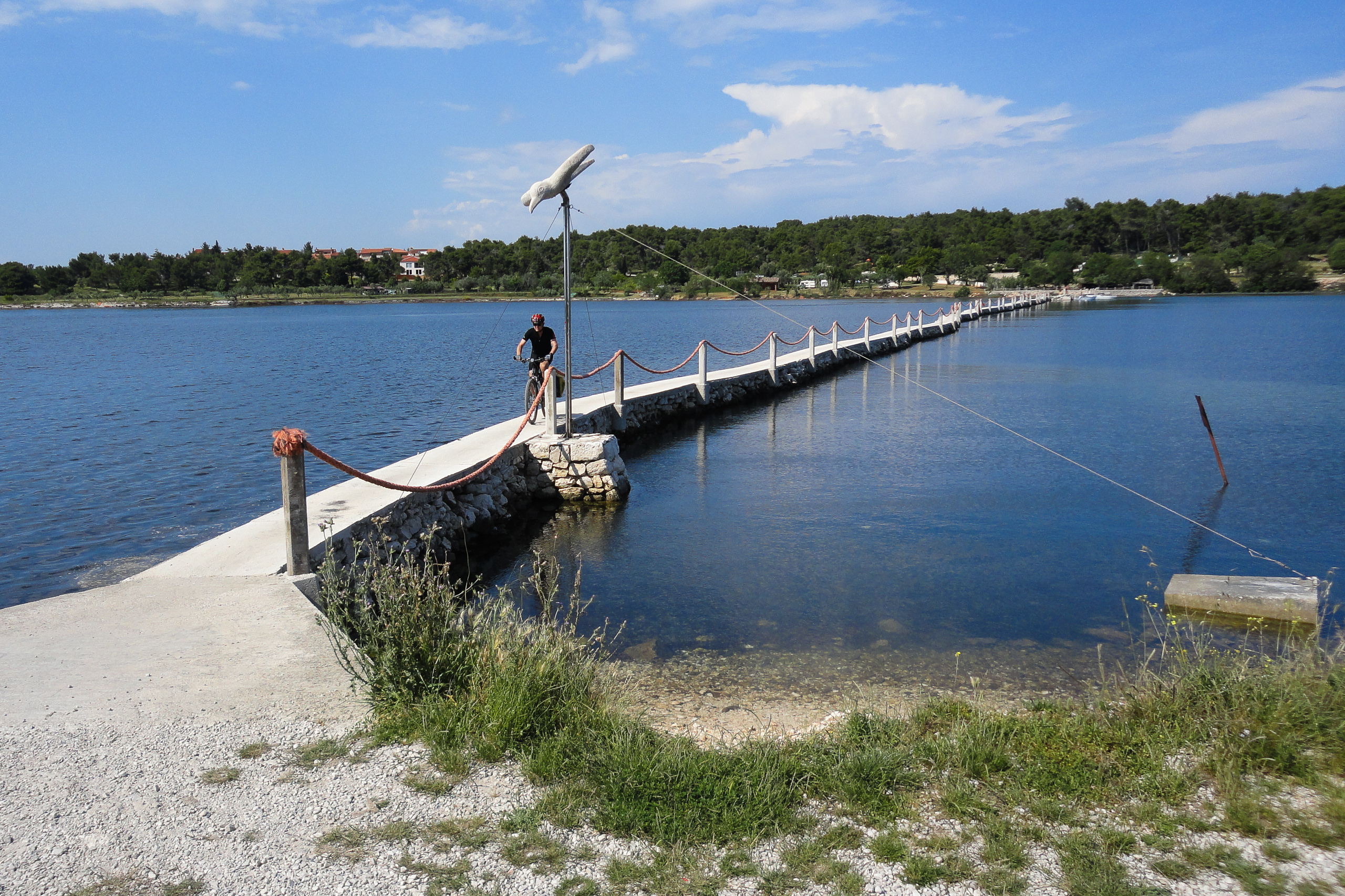 Radfahrer auf der Fußgängerbrücke – mit dem Rad so nah am Wasser